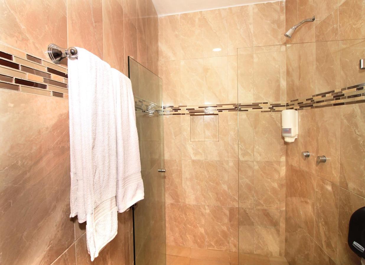 Papagayo Hotel Boutique Плайя-дель-Кармен Екстер'єр фото A shower with a sliding door