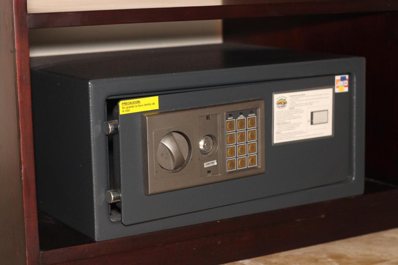 Papagayo Hotel Boutique Плайя-дель-Кармен Екстер'єр фото A safe